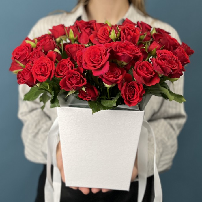 25 красных кустовых роз в коробке